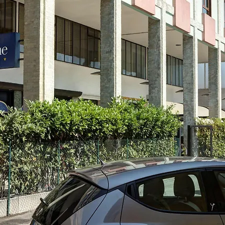 Western Tritone Hotel 4*