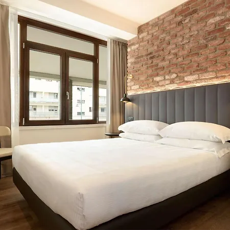 Western Tritone מלון